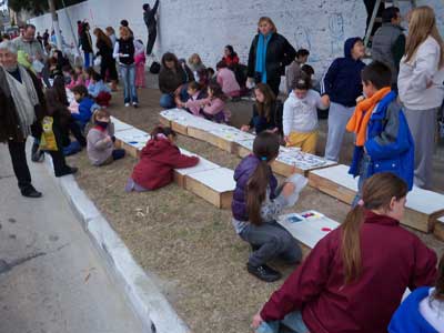 Chicos pintando los muralitos